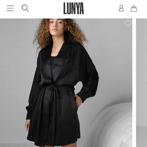 Lunya Navy Washable Silk Robe size Med in pristine condition (worn once)